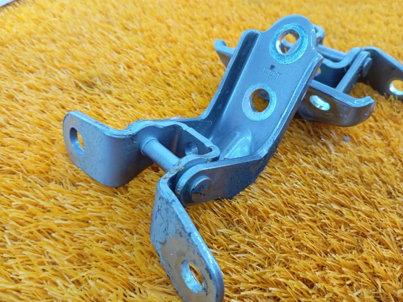 Петля двери