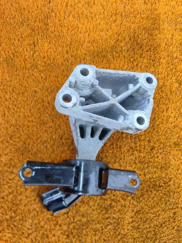 Подушка двигателя