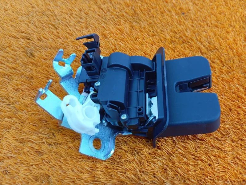 Замок багажника