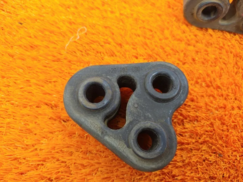 Крепление глушителя