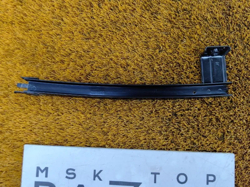 Направляющая стекла двери