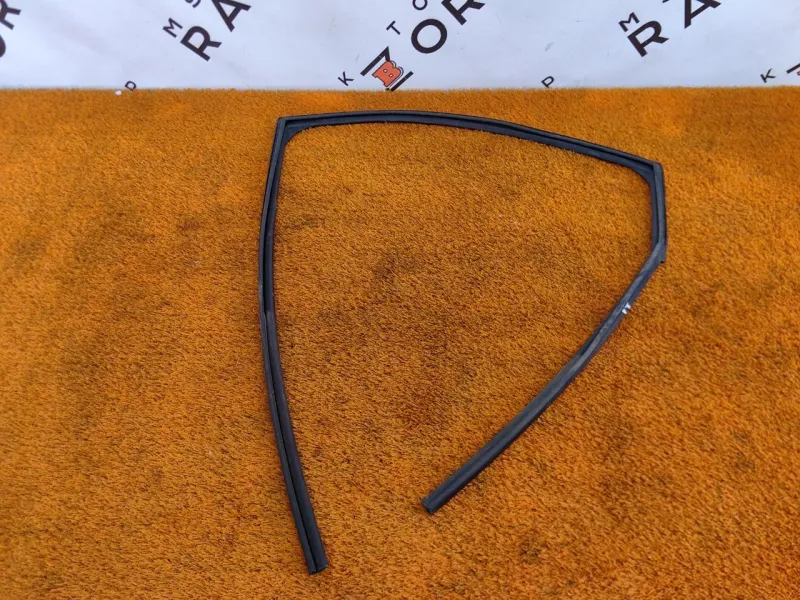 Уплотнитель стекла двери