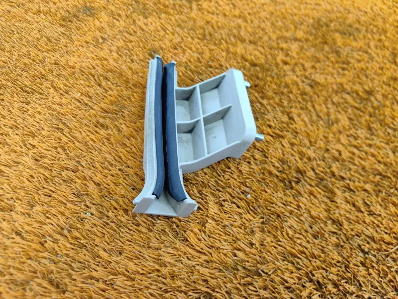 Направляющая стекла двери