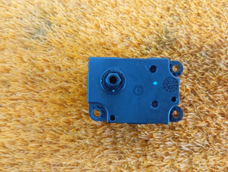 Сервопривод заслонок печки