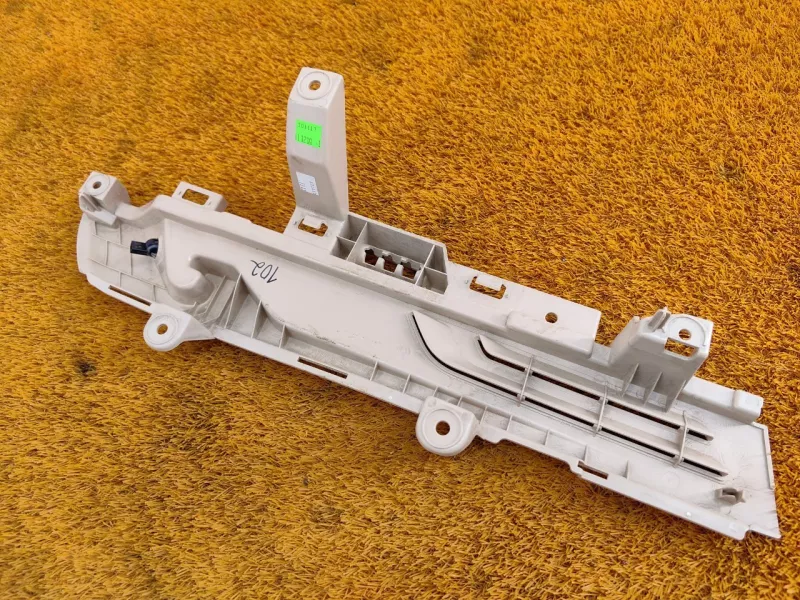 Направляющая шторки багажника