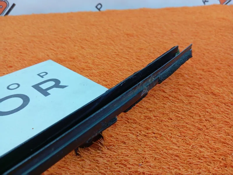 Направляющая стекла двери