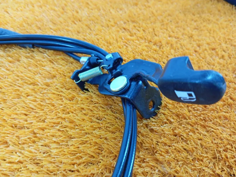 Трос лючка топливного бака