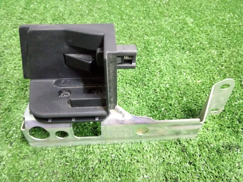 Кронштейн шторки багажника