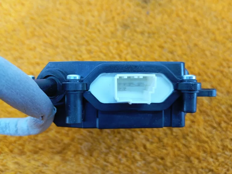 Доводчик двери багажника