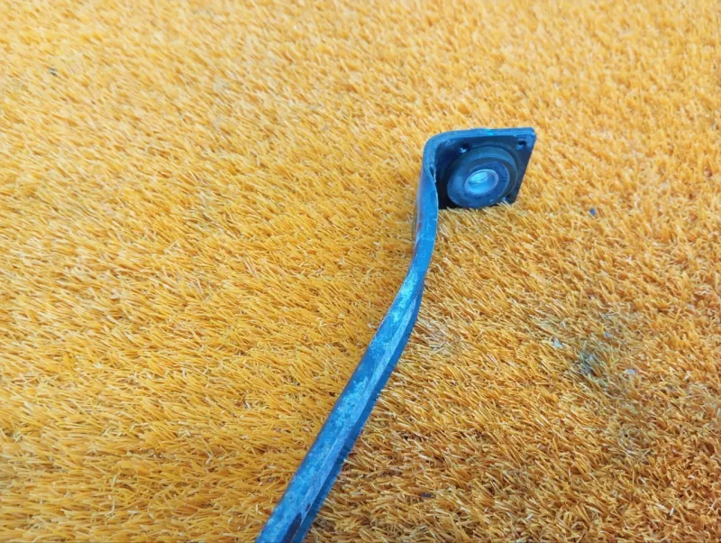 Крепление топливного бака