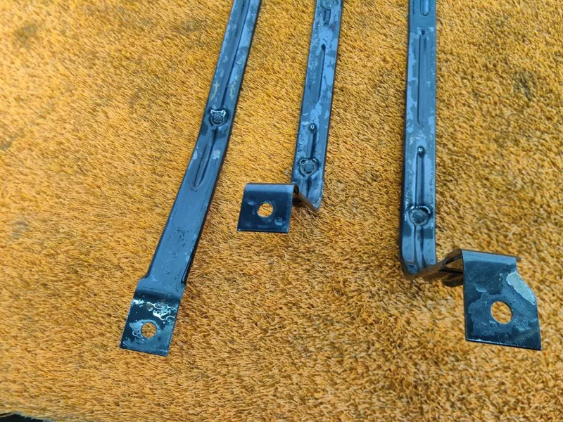 Крепление топливного бака