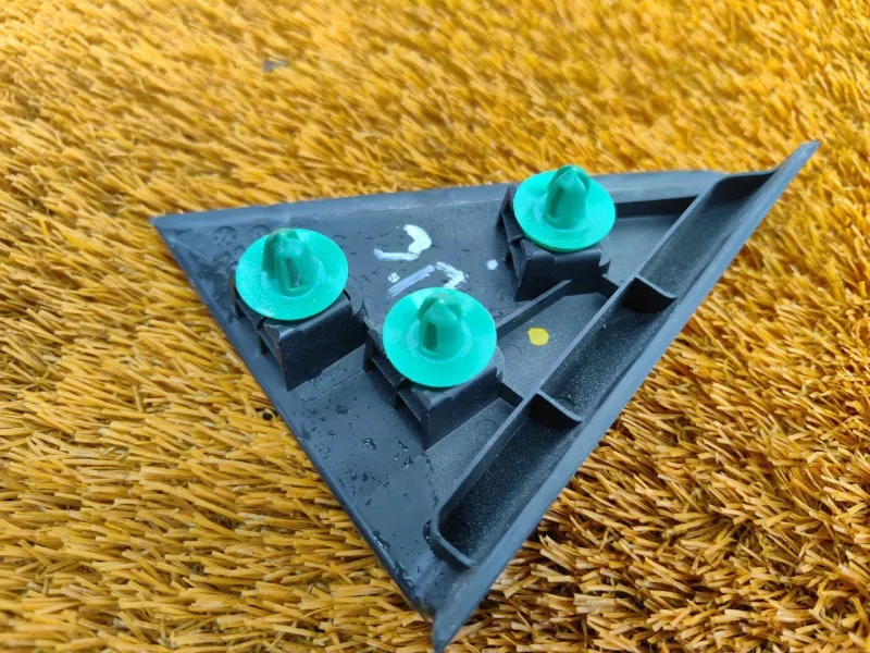 Уголок двери