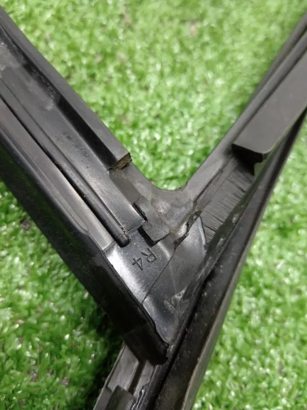 Уплотнитель стекла двери