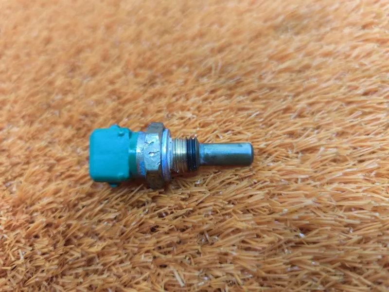 Датчик температуры охлаждающей жидкости