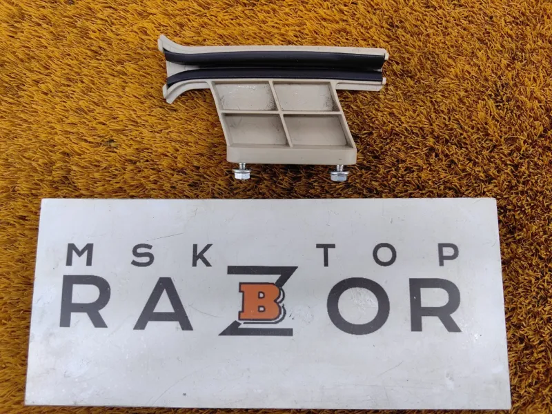 Направляющая стекла двери