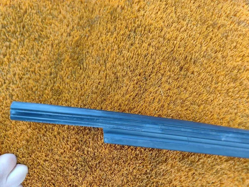 Уплотнитель стекла двери