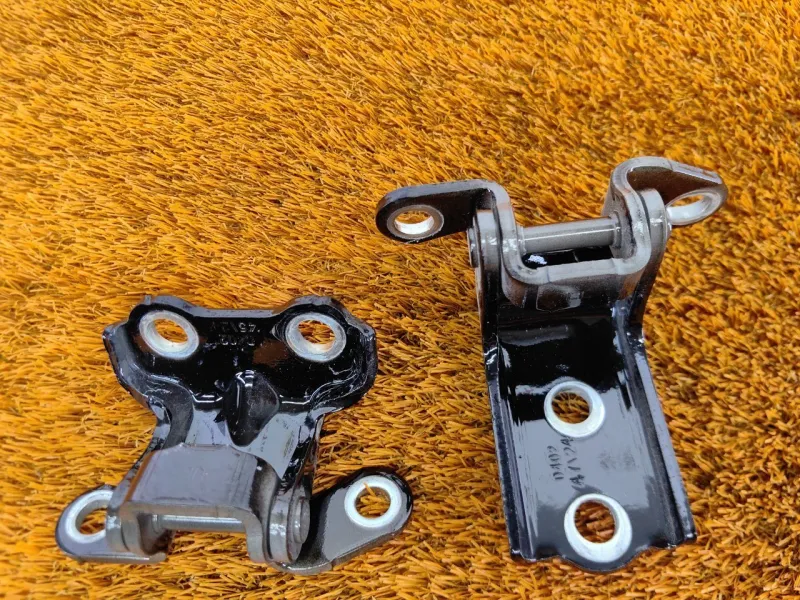 Петля двери