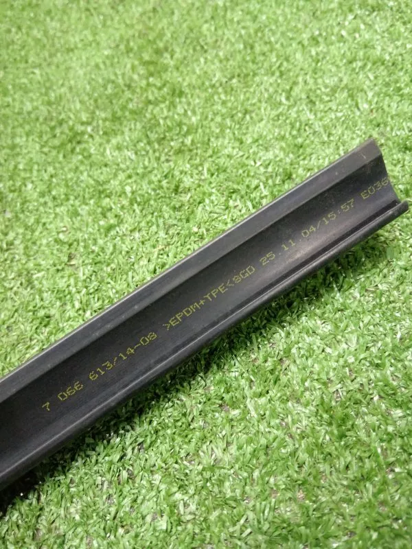 Уплотнитель стекла двери