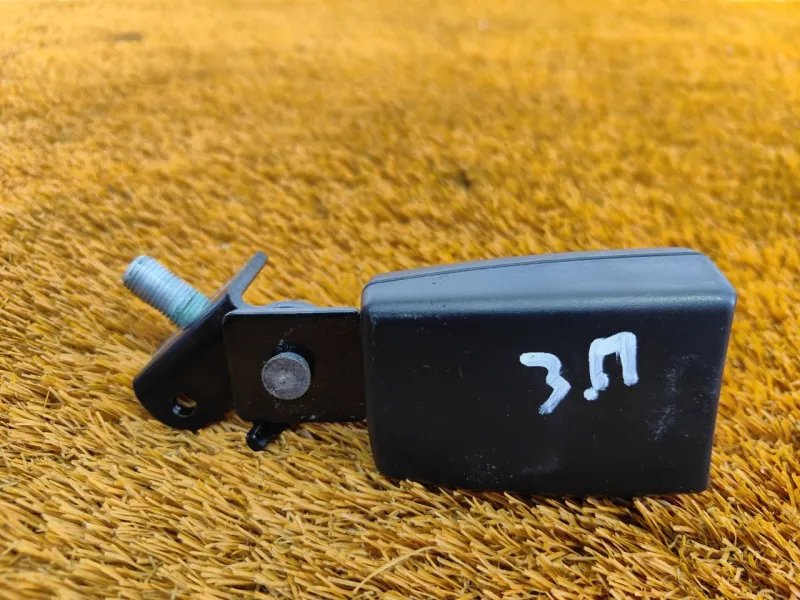 Ответная часть ремня безопасности