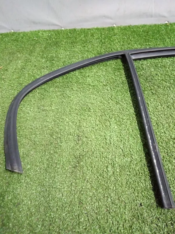 Уплотнитель стекла двери