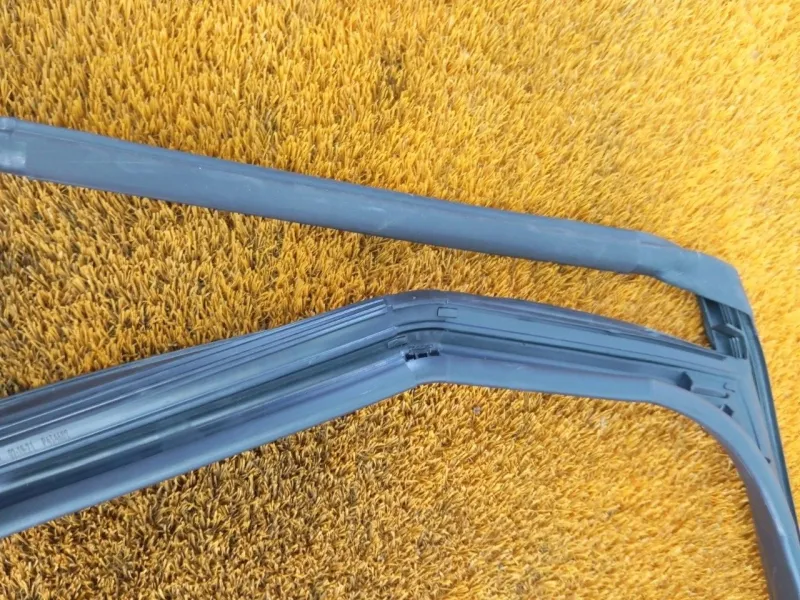 Уплотнитель стекла двери