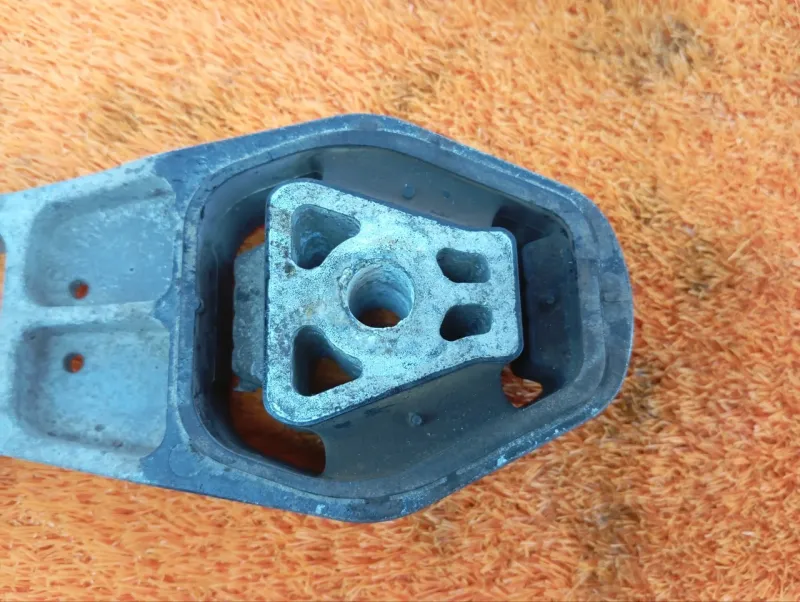 Подушка двигателя