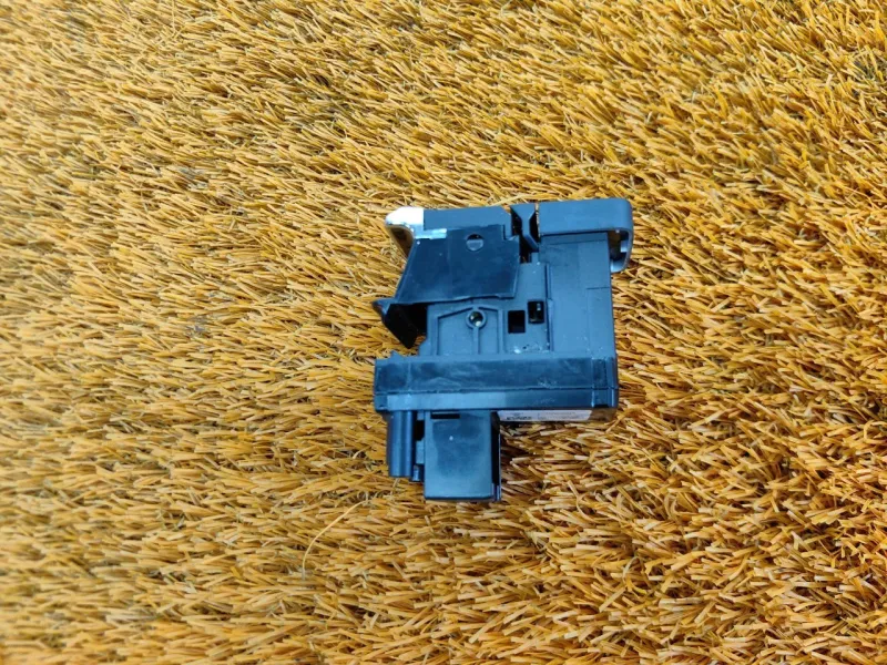 Кнопка стояночного тормоза