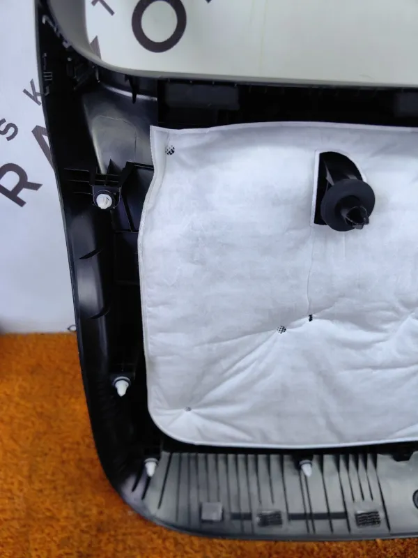 Обшивка крышки багажника