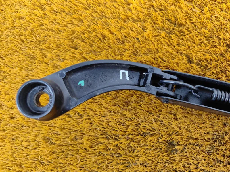 Поводок стеклоочистителя лобового стекла