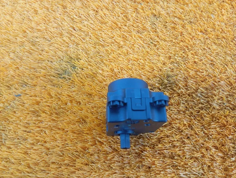 Сервопривод заслонок печки