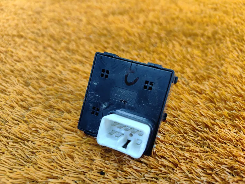 Кнопка стеклоподъемника