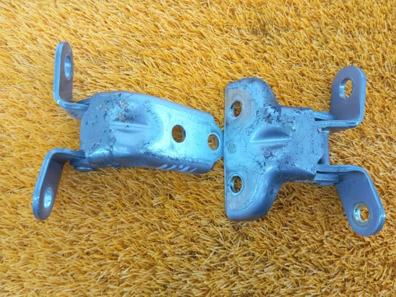 Петля двери