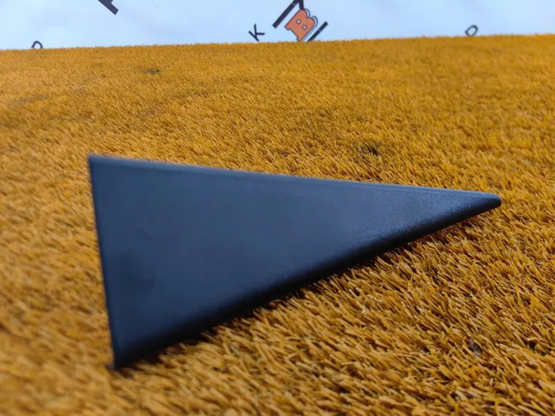 Уголок двери