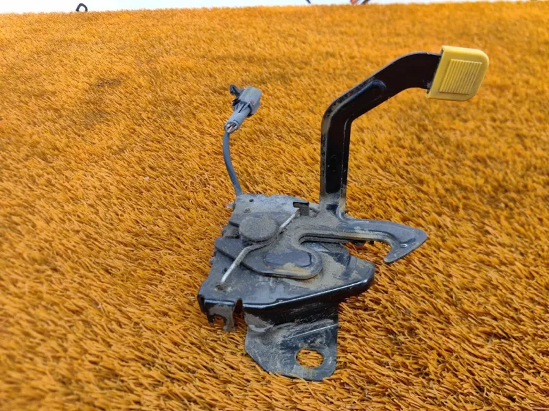 Замок капота