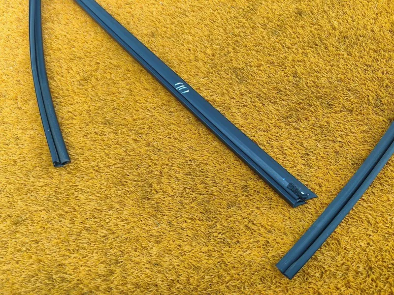 Уплотнитель стекла двери