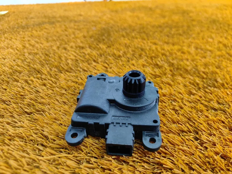 Сервопривод заслонок печки