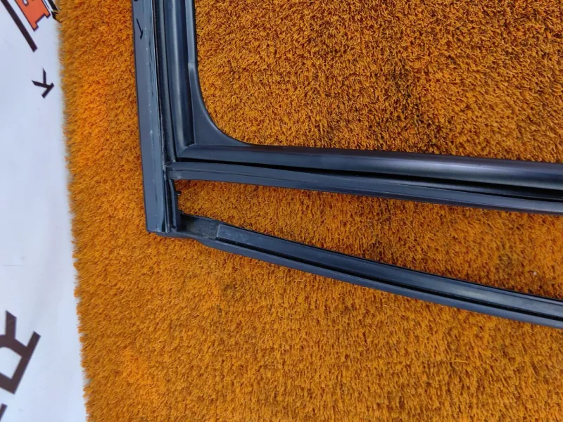 Уплотнитель стекла двери