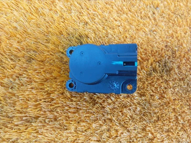 Сервопривод заслонок печки