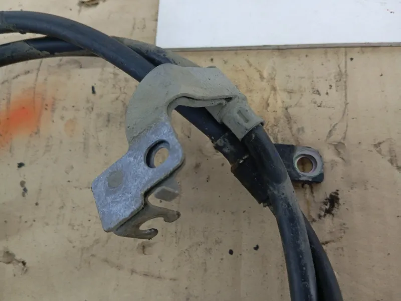 Трос стояночного тормоза