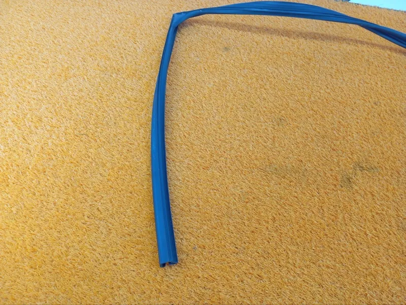 Уплотнитель стекла двери