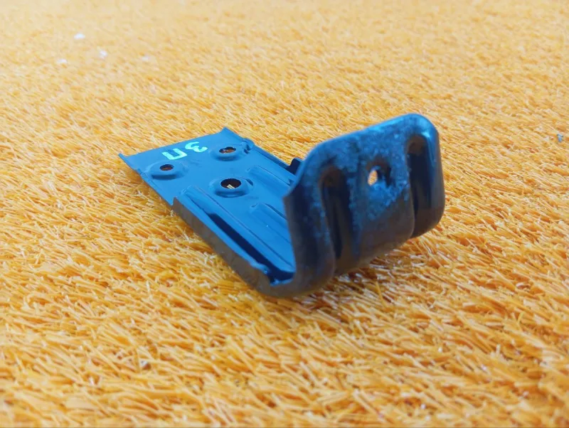 Кронштейн обшивки двери