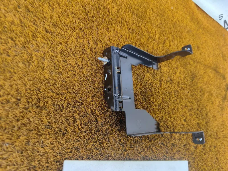 Крепление аккумулятора