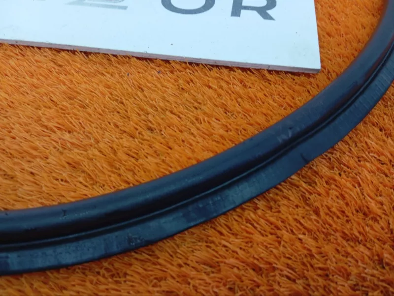 Уплотнитель капота