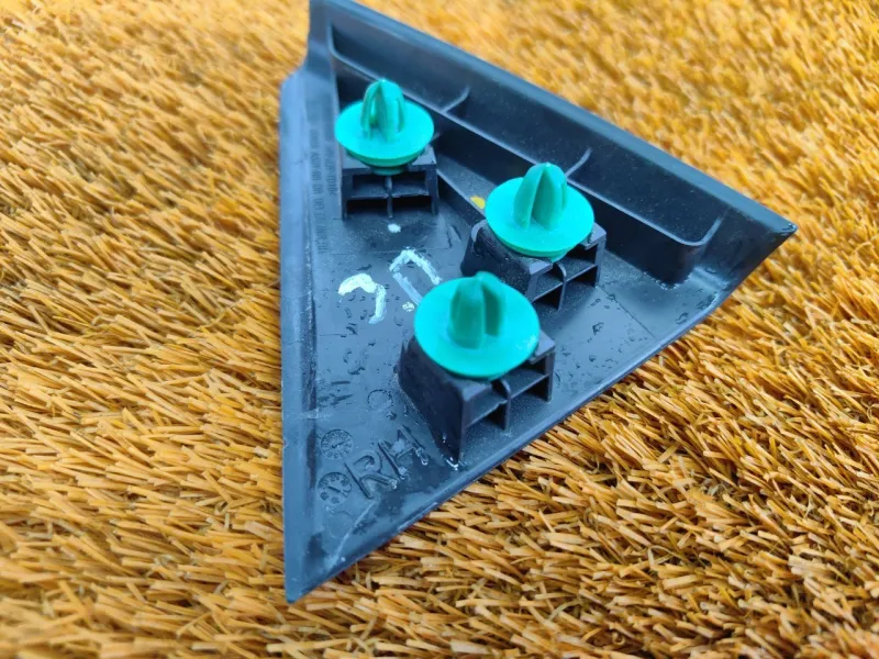 Уголок двери