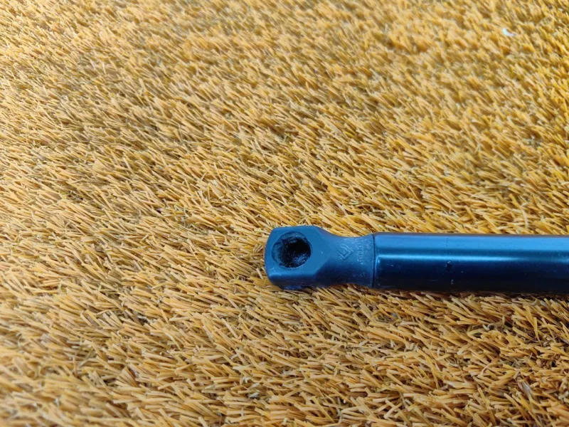 Амортизатор капота