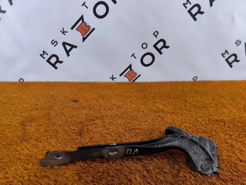 Петля капота