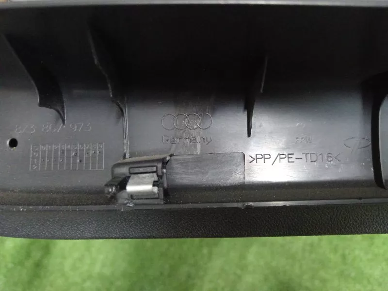 Обшивка двери багажника