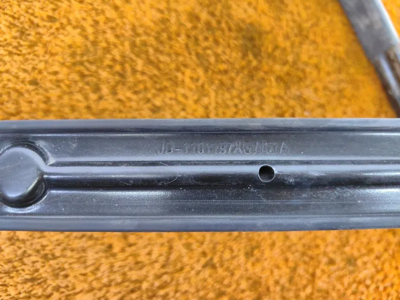 Крепление топливного бака