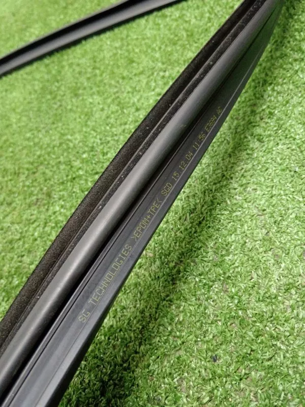 Уплотнитель стекла двери