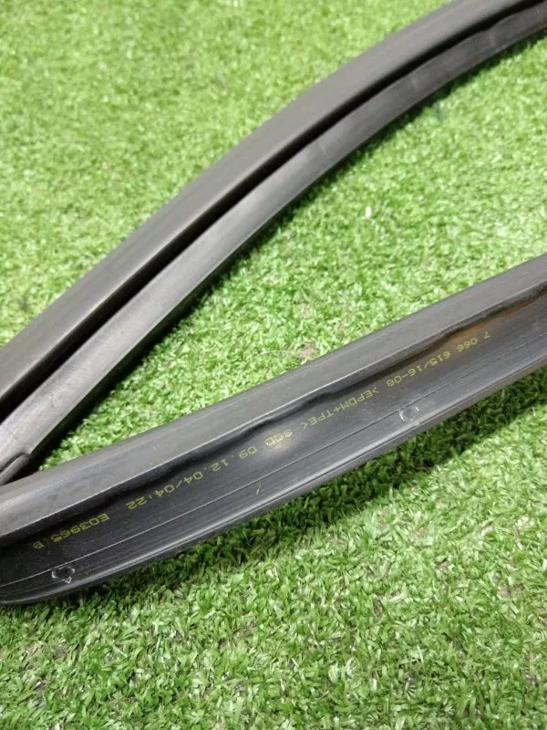 Уплотнитель стекла двери